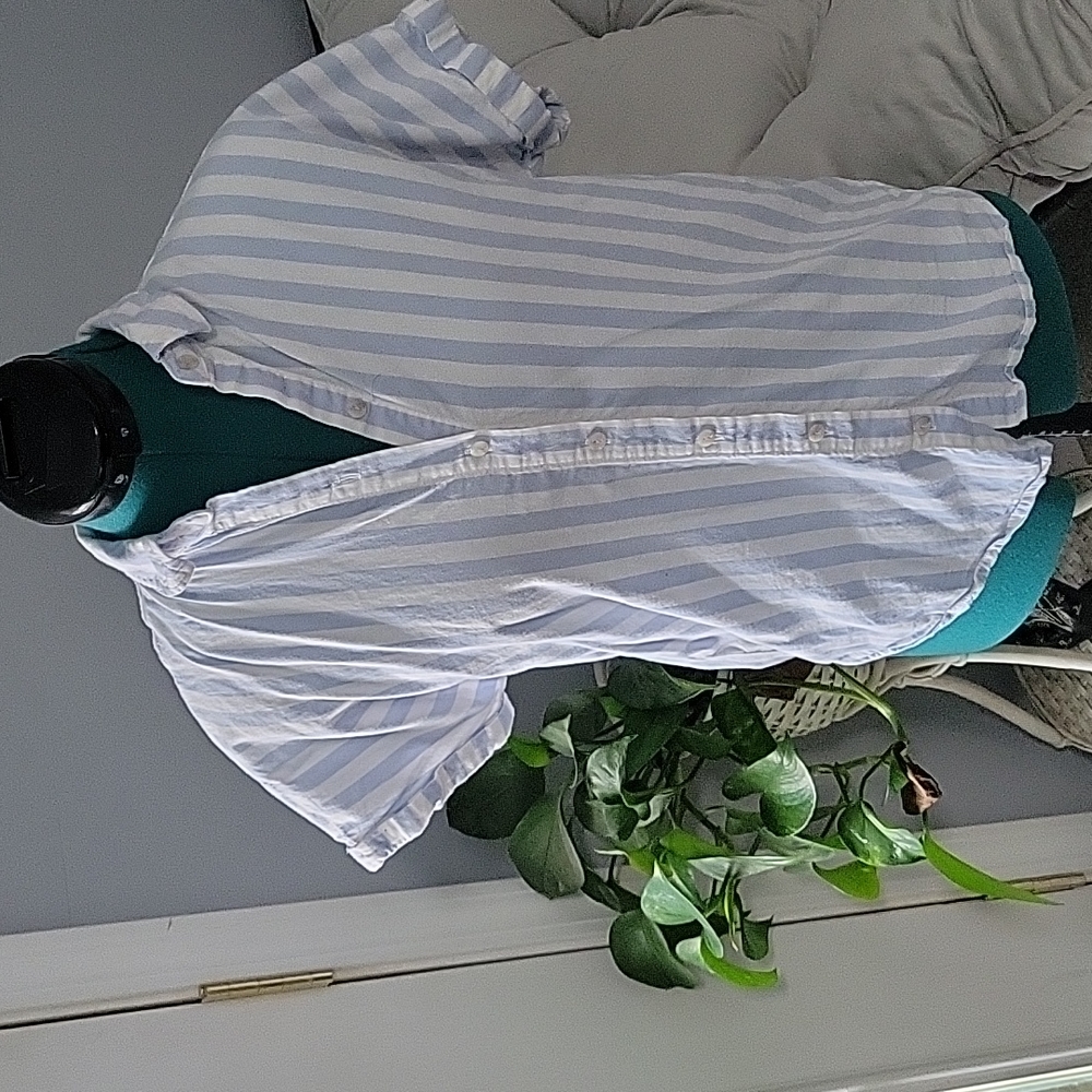 Universal Thread XS Blue and White Striped Button Down Short Sleeve